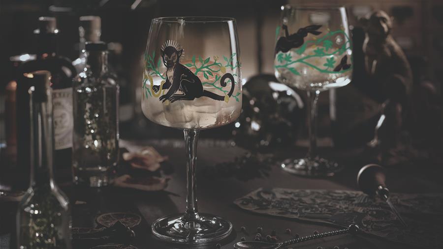 Les verres à cocktail originaux et les motifs rétro restent d'actualité