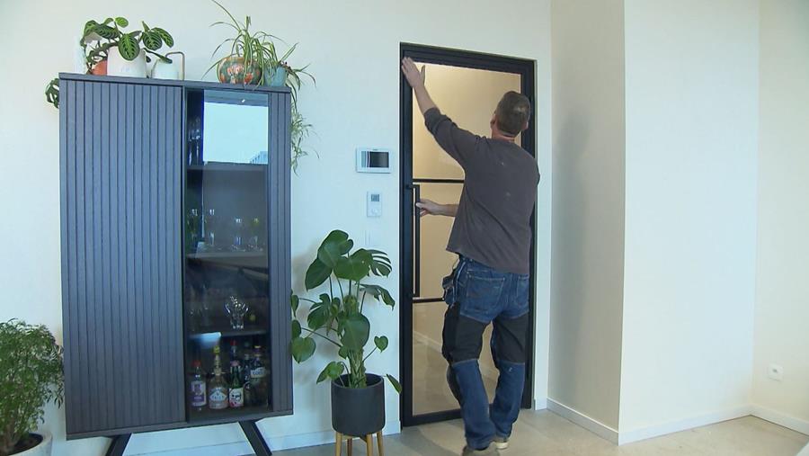 Comment installer soi-même une porte vitrée intérieure?