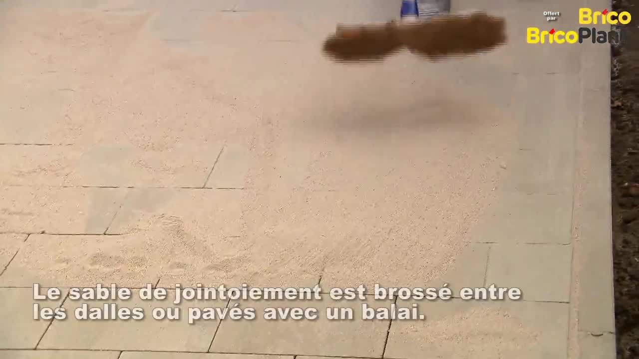 Comment compacter le sable de jointoiement?